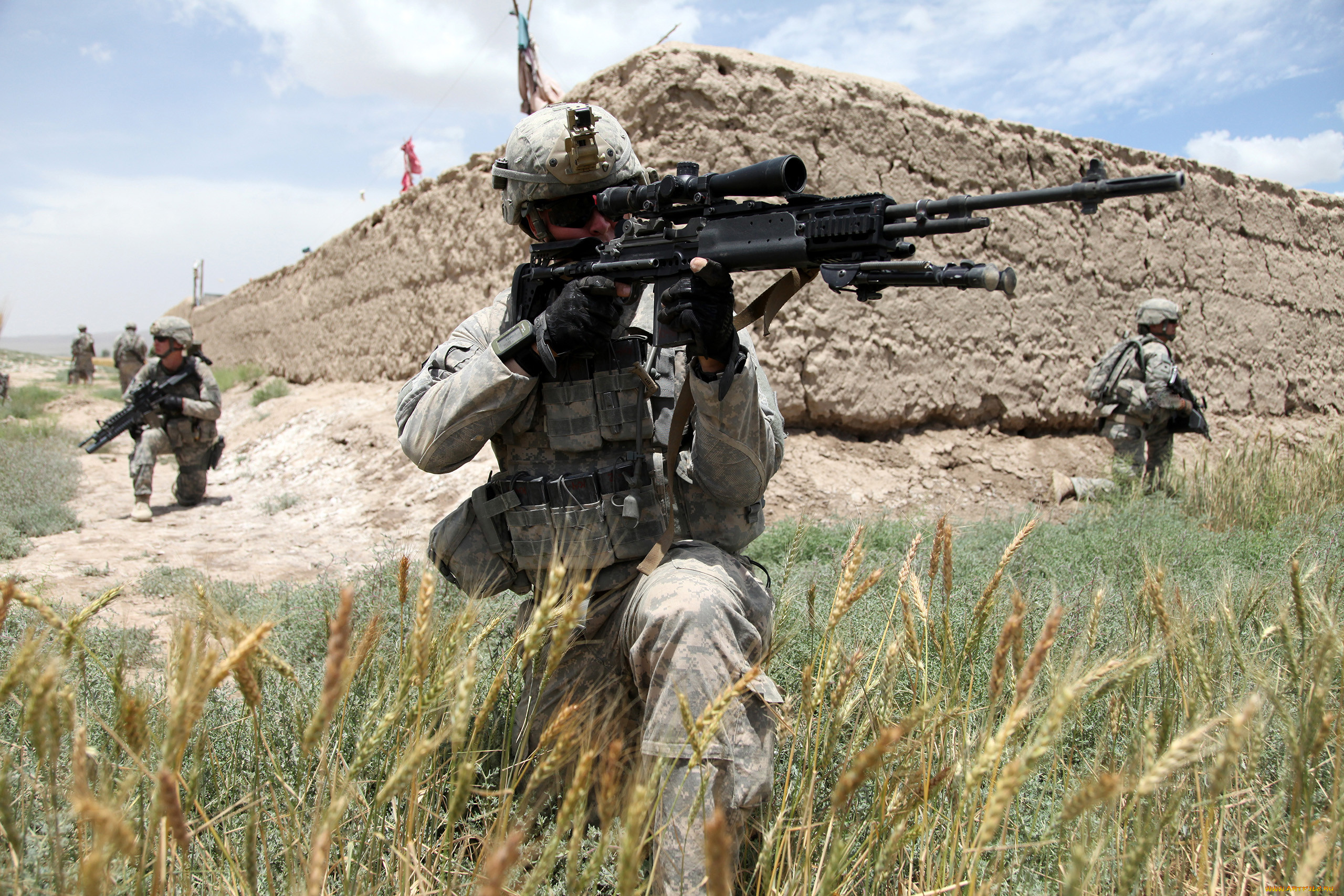 Рабочий военно. Снайпер с m14 EBR. Марксман m14 ACOG. Солдаты США С MK 14 EBR. M14 EBR Marksman.